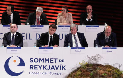 President Niinistö brevid Frankrikes president Emmanuel Macron bland de europeiska ledarna under toppmötets öppningssession på tisdag kväll. 