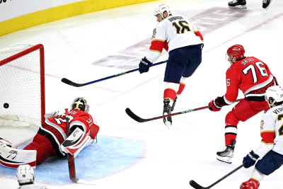 Aleksander Barkov överlistar Antti Raanta.