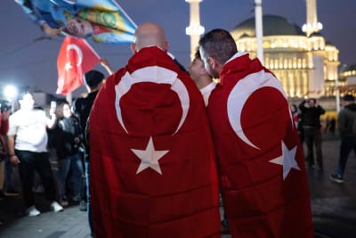  Anhängare till Turkiets president Recep Tayyip Erdogan är insvepta i den turkiska flaggan