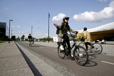 Personer som cyklar vid Medborgartorget i Helsingfors.