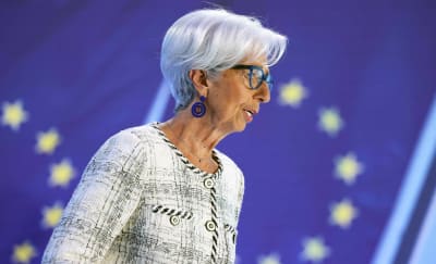 Christine Lagarde i profil med EU-flaggan bakom sig.