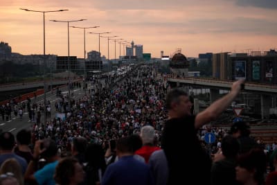 Tiotusentals människor marcherar på gatan i Belgrad i protest mot våld och mot regeringen.