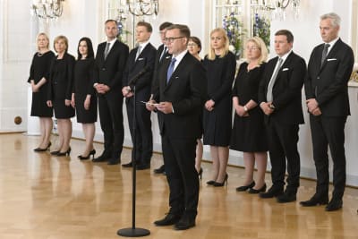 Finlands nya regering under ledning av statsminister Petteri Orpo (bakom mikrofonen) besöker republikens president den 20 juni 2023.