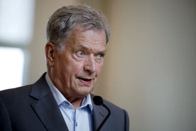 Sauli Niinistö under en presskonferens.