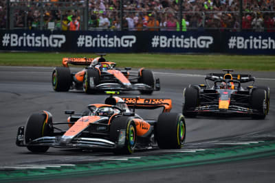 Norris, Verstappen och Piastri på kör på Silverstone.
