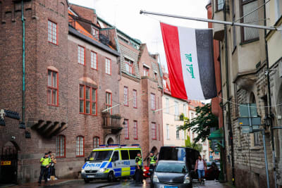 Svensk polis utanför Iraks ambassad i Stockholm den 20 juli 2023.