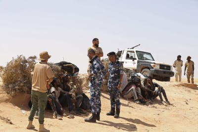 Libyska gränsvakter räddar migranter. 