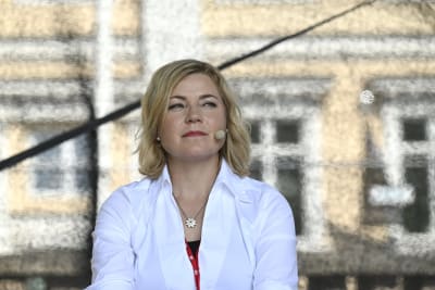Henna Virkkunen deltar i en paneldiskussion.