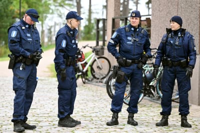 Fyra poliser står utanför Hanaholmens kulturcentrum i Esbo.