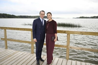 Det svenska kronprinsessparet poserar på Kronobron som går över Lovisaviken.