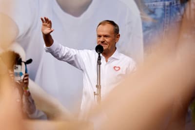 Den polska oppositionsledaren Donald Tusk talar till deltagarna i "Mijontals hjärtans marsch"