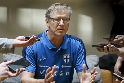 Markku Kanerva omringad av reportrar.