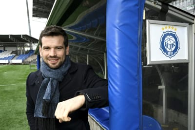 Ferran Sibila fotograferas på HJK:s hemmaarena.