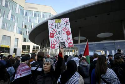 Pro-palestinska demonstranter nära Malmö Arena.