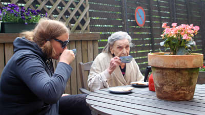 Jenni Klippa och Ragni Enlund dricker kaffe i solen