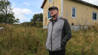 Seppo Jussila puutalon edessä