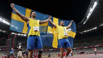 Daniel Ståhl och Simon Pettersson med svenska flaggan