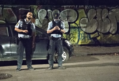 Två danska poliser undersöker scenen för skottdramat i Christiania på morgonnatten den 1 september 2016.