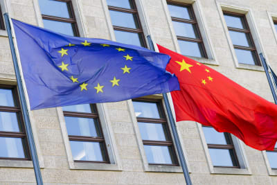 EU:s och Kinas flaggor utanför en byggnad
