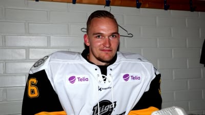 Kaapo Kähkönen laddade upp inför förra säsongen med att spela i en uppvisningsmatch i Raumo.