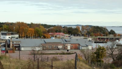 Utsikt över Östra hamnen i Hangö. I förgrunden Granitborgen.