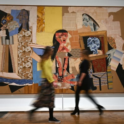Pablo Picasson maalaus "Femmes a leur toilette" on näytillä Lontoon kuninkaallisessa taideakatemiassa.