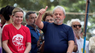 Lula höll ett brandtal till sina anhängare innan han lät sig gripas av polis.