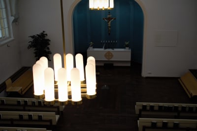 Kapellet pryds av vackra lampor som hänger i taket.