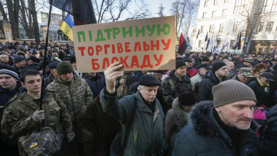 "Jag stödjer handelsblockaden" står det på ett av demonstranternas plakat i Kiev 19.2.2017