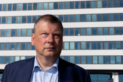 Ilkka Oksala framför Finlands näringsliv EK:s byggnad vid Södra kajen i Helsingfors. 