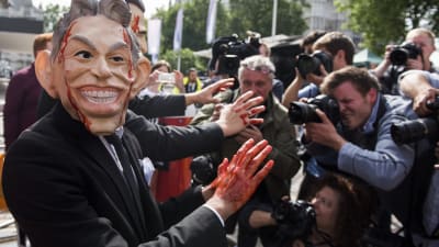 Demonstrant föreställande Tony Blair i London.