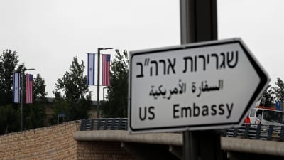Skylt inför förflyttningen av USA:s ambassad till Jerusalem