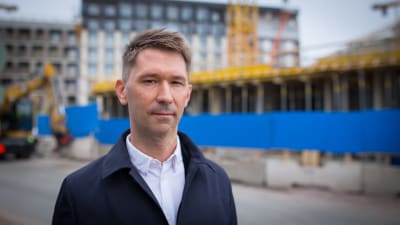 Jouni Vihmo Rakennusteollisuuden pääekonomisti rakennuksella.