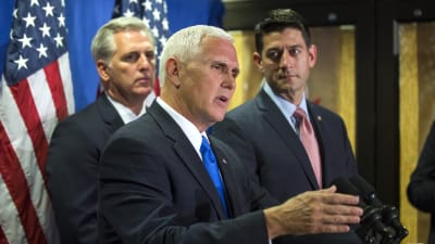 Ledande republikaner i kongressen som Paul Ryan( th) och Kevin McCarthy (tv) har fördömt Trumps uttalande men inte återtagit sitt stöd för honom. Presidentkandidaten Mike Pence (i mitten) har inte ännu kommenterat Trumps senaste skandal