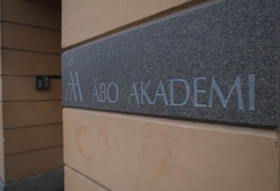 Bild av en skylt där det står Åbo Akademi. 
