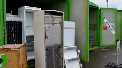 Gamla kylskåp vid Toppå avfallscentral i Åbo.