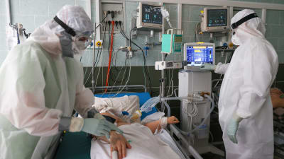 Patient vårdas av två skötare på en avdelning för coronapatienter i Rostov.