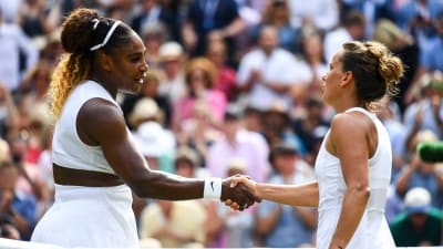 Serena Williams tackar Barbora Strycova efter en timmes spel.