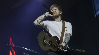 Ed Sheeran uppträder i Lissabon.