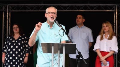 Labours ordförande Jeremy Corbyn håller tal för partifolk.