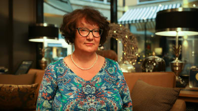 Kirjailija Monika Fagerholm istuu Helsinkiläisessä Fabian 6 -hotellin aulassa 