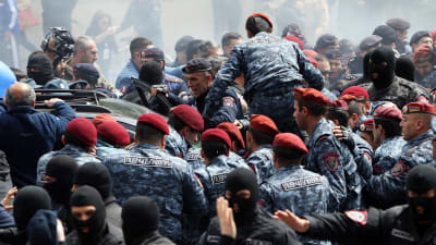 Polis i Jerevan angriper demonstranter som kräver premiärminister Serjz Sargsians avgång.