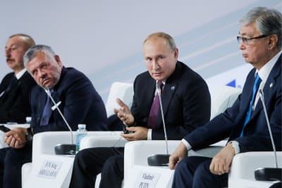 Från höger Kazakstans president Kasym-Zjomart Tokajev, Rysslands president Vladimir Putin, Abdullah II av Jordanien samt president Azerbajdzjans Ilham Aliev vid en paneldebatt. Männen sitter i vita stolar.