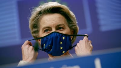 Ursula von der Leyen med ett munskydd med EU-stjärnor.