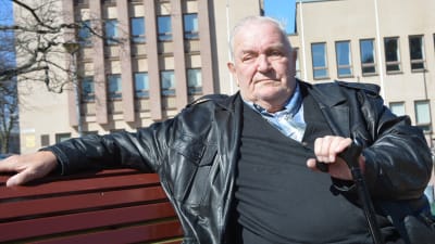 Socialdemokraten Ulf "Putte" Lindström i Stadshusparken i Hangö.