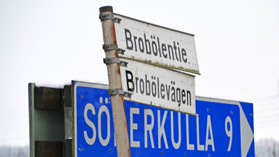 Skyltar med texten Brobölevägen och Söderkulla