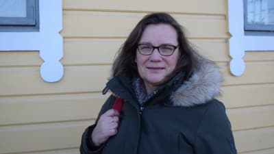Elisabeth Kajander utanför järnvägsstationen i Karis.