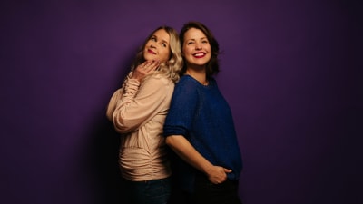 Hannah Norrena och Eva Frantz står rygg mot rygg. 