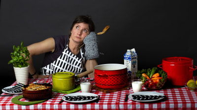 Symbolbild: kvinna sitter uppgiven vid dukat middagbord. Ingen dyker upp och måltiden kallnar. 