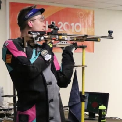 Joni Stenström skjuter med gevär mot en tavla,